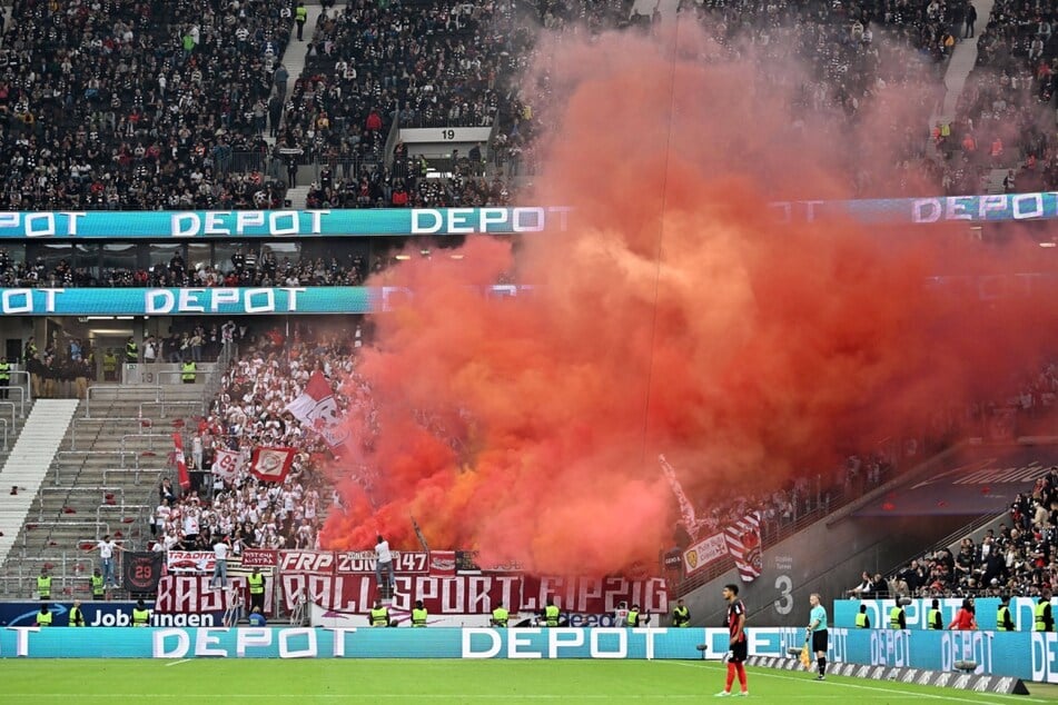 Kurz nach Wiederanpfiff qualmte es plötzlich im Gästeblock. Mehrere Fans von RB Leipzig hatten Rauchtöpfe gezündet.