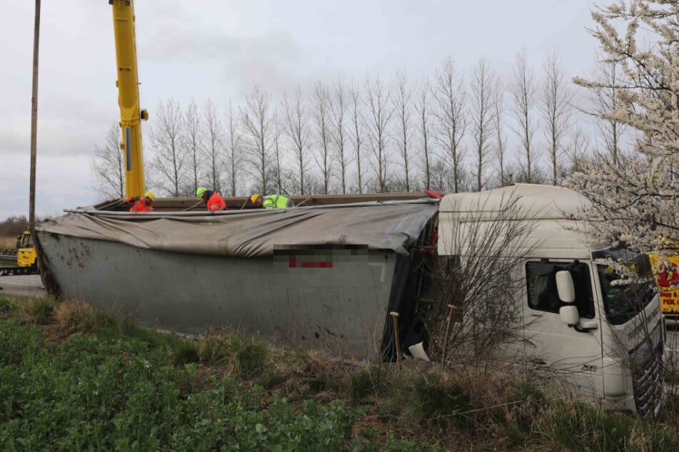 Der Lastwagen kippte auf die Seite.