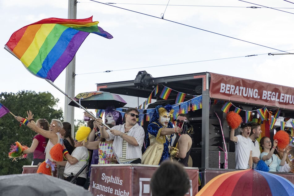 Der 33. CSD in Dresden verlief in diesem Jahr ohne Zwischenfälle. Das war nicht überall in Sachsen so. In den letzten Jahren häuften sich Zwischenfälle, die vor allem von "rechten" Gegendemonstranten provoziert wurden.