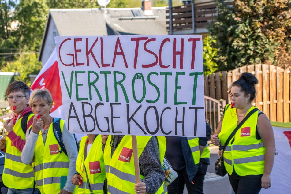 Mitarbeiter des Erzgebirgsklinikums protestierten ab 8 Uhr für bessere Löhne und einen Inflationsausgleich.