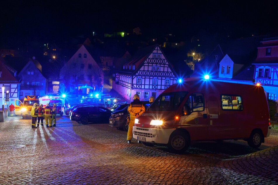Am Markt in Hohnstein lief am Dienstagabend ein Rettungseinsatz, weil eine Familie im Haus gegrillt hatte.
