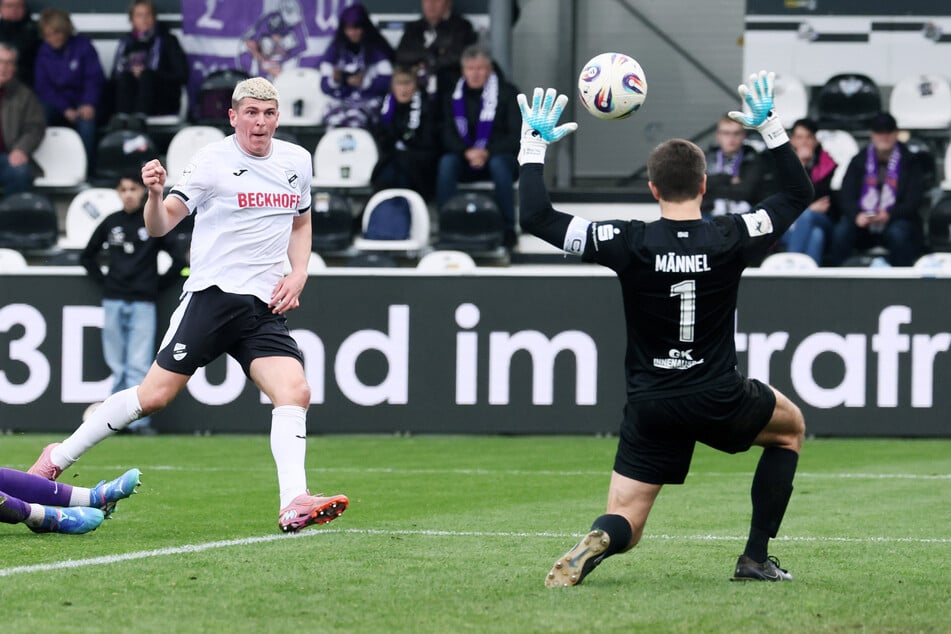 Klasse! Aue-Keeper Martin Männel (37, r.) pariert gegen Alessio Besio. Ohne den erfahrenen Torhüter hätte Aue wohl kein Punkt gegen Verl mitgenommen.
