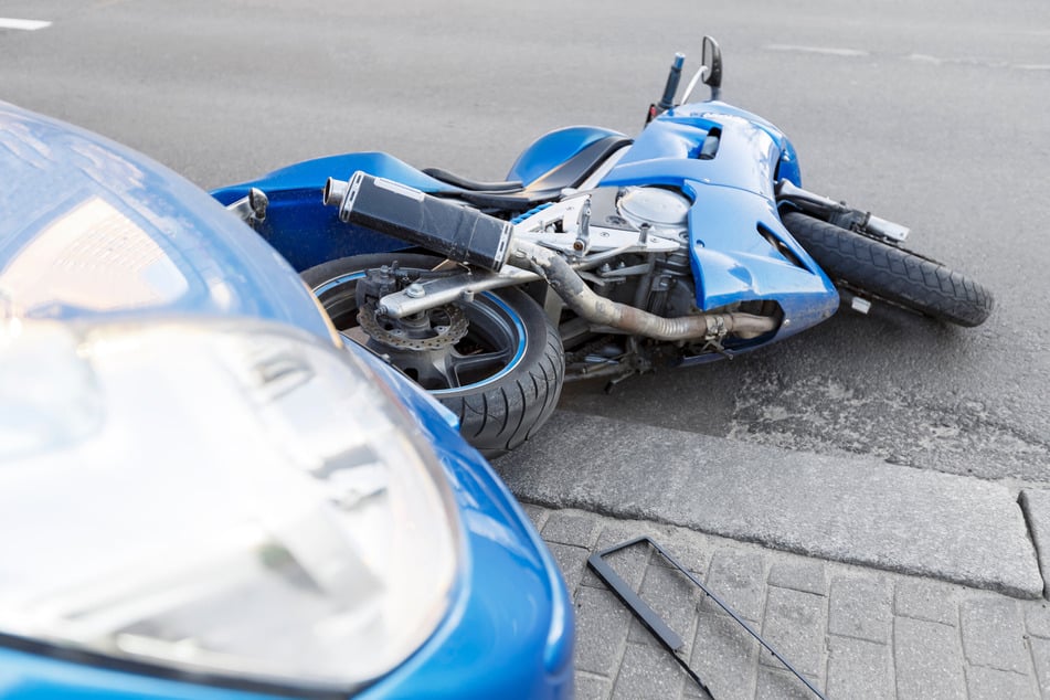 Biker kracht in abbiegendes Auto: Drei Verletzte bei Unfall