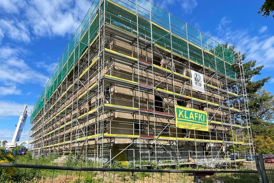 Das Gebäude der ehemaligen "Hindenburg-Kaserne" wird saniert und soll künftig zu einem Boardinghouse werden, also ein langfristiges Wohnmodell mit Hotel-Services.