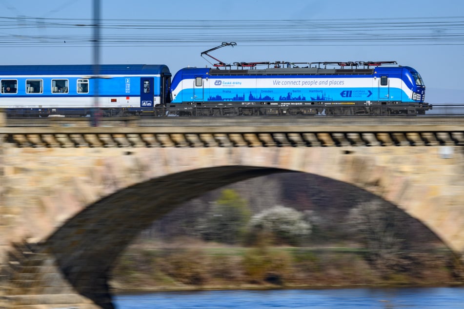 Schon jetzt fahren tagsüber alle zwei Stunden Fernzüge zwischen Elbe und Moldau.