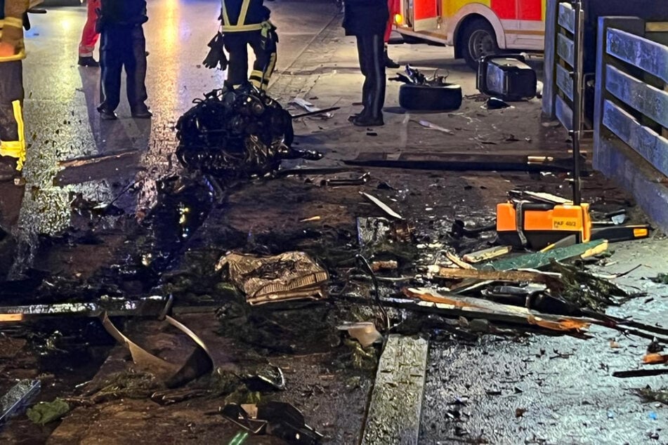 Die Straße in der kleinen Gemeinde und der Garten des Grundstücks glichen nach dem Unfall einem Trümmerfeld.