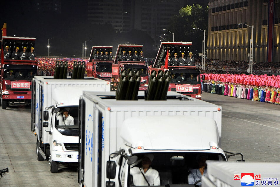 Kims Raketen-Truck verfügt über 12 Abschussrohre für 122-mm-Raketen.