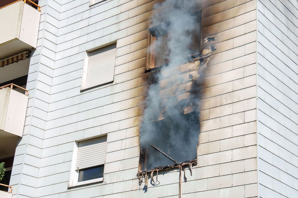 Frau bei Wohnungsbrand verletzt: 300.000 Euro Schaden