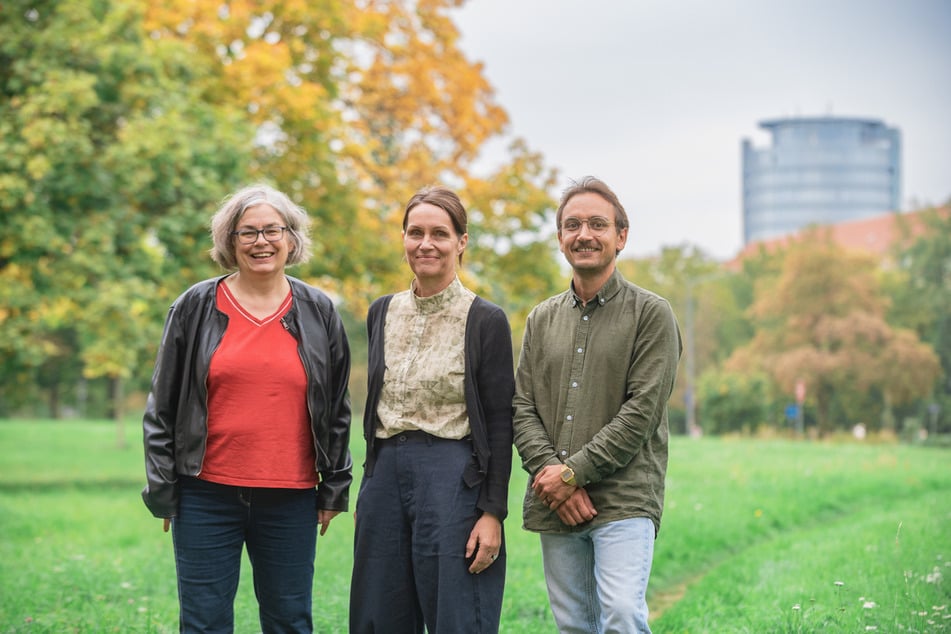 Ziehen an einem Strang: Umweltbürgermeisterin Eva Jähnigen (60, Grüne), Projektinitiatorin Arlett Wilhelm (54) und Friedrich Findeisen (35) von der Schutzgemeinschaft Deutscher Wald.