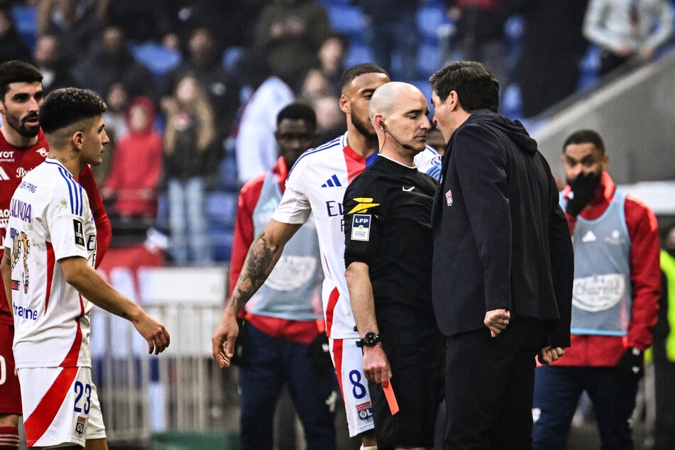 Aus kürzester Distanz schrie der Coach von Olympique Lyon Schiedsrichter Benoît Millot (42) ins Gesicht.