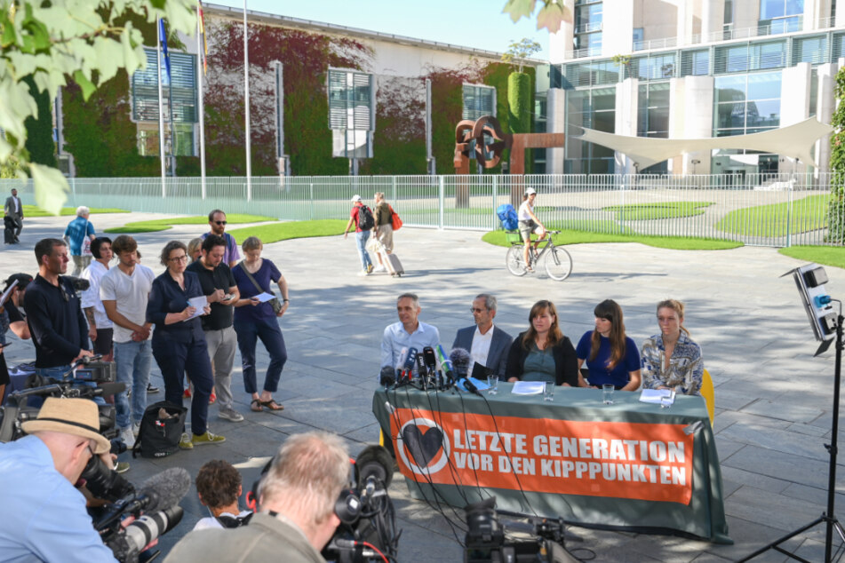 Vor dem Bundeskanzleramt in Berlin gaben die Klimaaktivisten Details zu geplanten Protestaktionen bekannt.