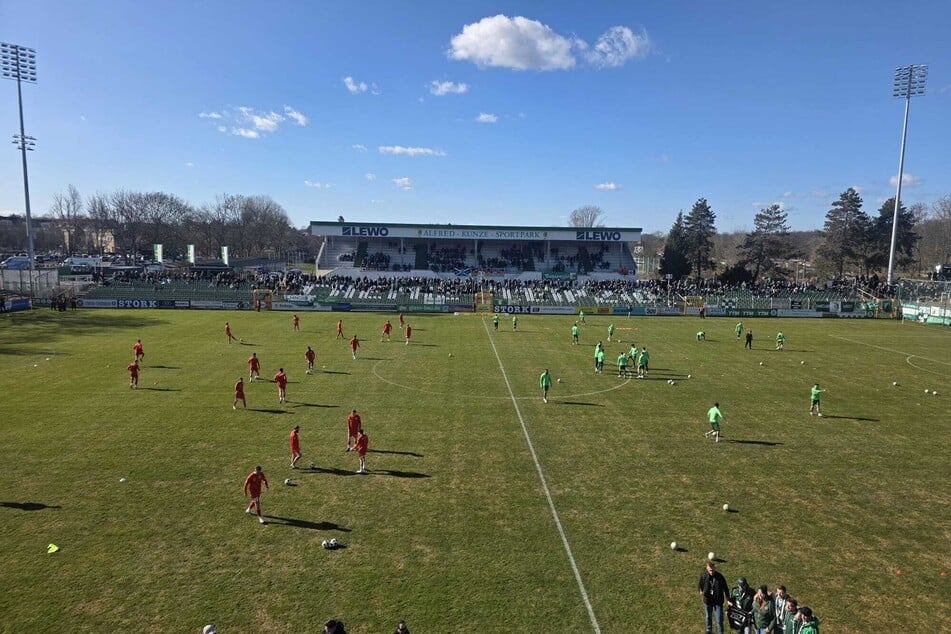 Die Spieler sind zur Erwärmung auf dem Platz.