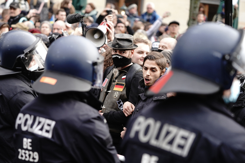 Die Polizei droht mit der Auflösung der Versammlung.