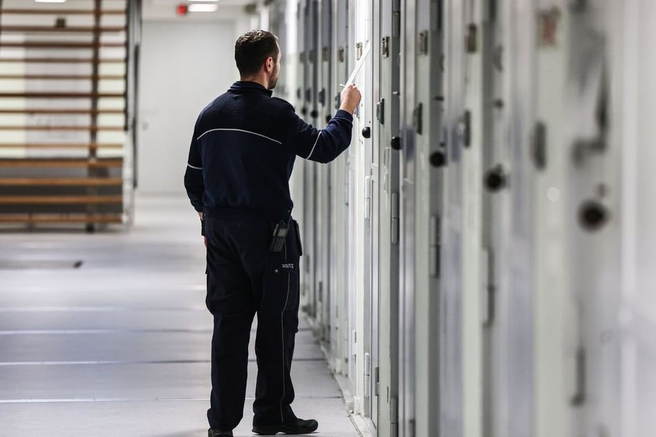 Neben Drogen gelten auch Handys als beliebte Schmuggelware in NRW-Gefängnissen. (Symbolfoto)