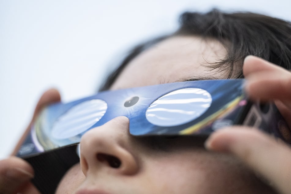 Um die Netzhaut zu schützen wird dringend empfohlen, die Sonnenfinsternis nur mit speziellen Brillen zu verfolgen.