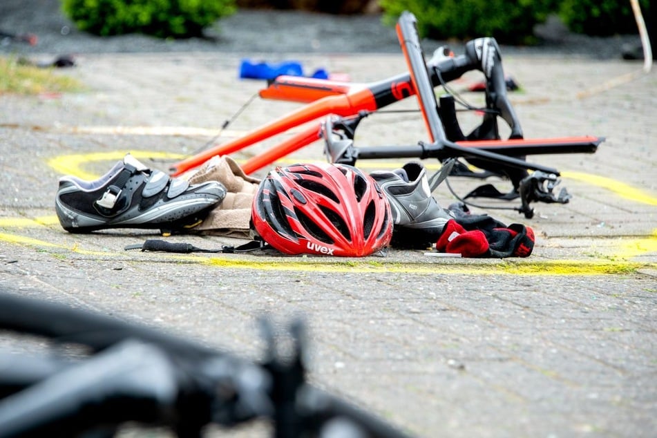 Der Rennradfahrer wurde mit schweren Verletzungen in ein Krankenhaus gebracht. (Symbolfoto)