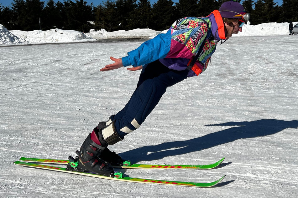 Horizontales Skispringen könnte man diese Haltung von Ulknudel Günther auf der Piste nennen.
