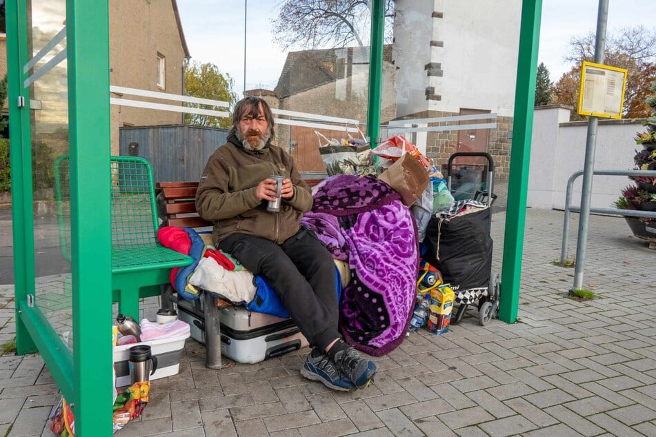 Jens Kloß (56) ist eigentlich Lokrangierführer. Seitdem er auf der Straße wohnt, ist es noch schwieriger mit einem Job.