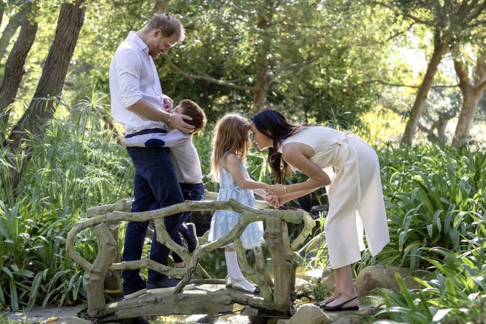 Prinz Harry (42, v. l.), Prinz Archie (7), Prinzessin Lilibet (5) und Herzogin Meghan (45) sind als Familie wieder nach Großbritannien gezogen.