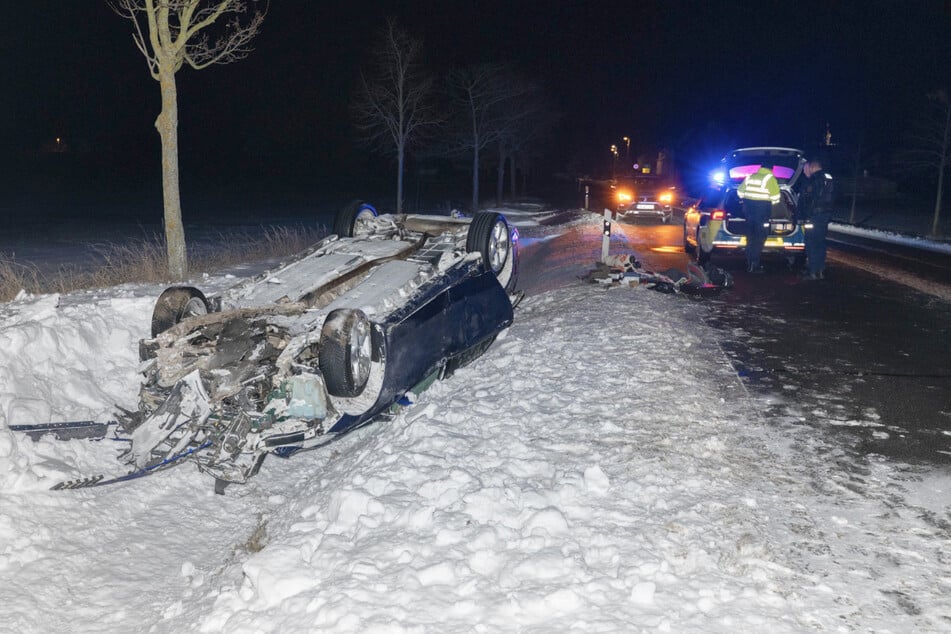 Als er einer Polizeikontrolle entgehen wollte, ist ein 42-Jähriger in der Nacht zu Montag auf der S24 mit seinem Ford verunglückt.