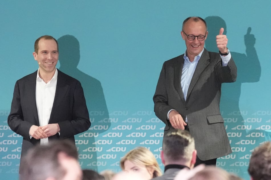 CDU-Spitzenkandidat Dennis Thering (40) trat zusammen mit Bundestagswahlsieger Friedrich Merz (69) in der HafenCity auf.