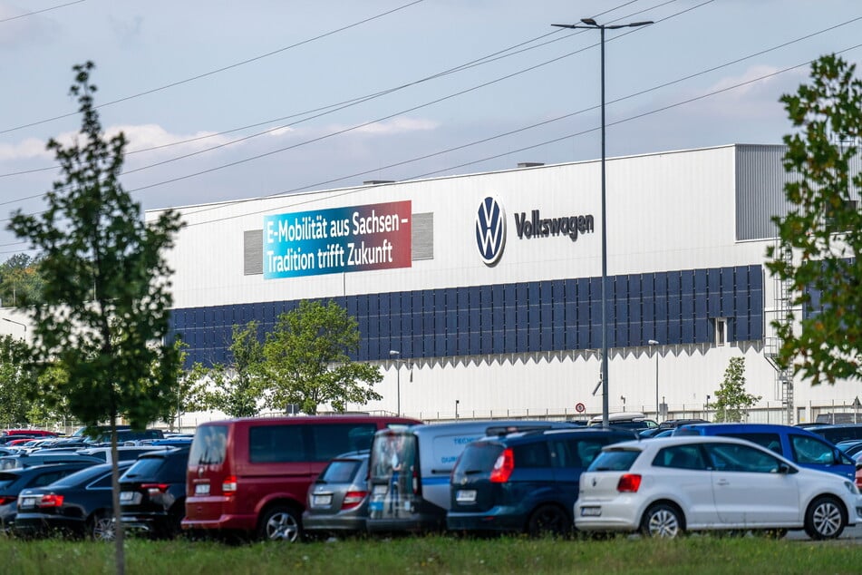 Blick auf einen Parkplatz des VW-Werksgeländes: Jetzt gab es eine erste Anzeige.