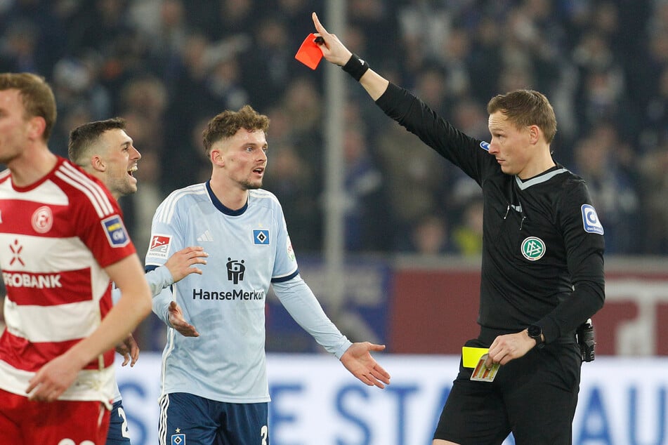 HSV-Allrounder Moritz Heyer (28, 2.v.r.) erlebte gegen Fortuna Düsseldorf einen Horror-Abend. Nach nur 37 Minuten auf dem Platz sah er die Gelb-Rote Karte.