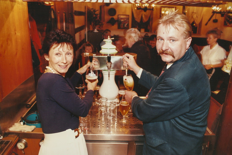 Ein Schnappschuss aus den wilden 90ern: Der Kultwirt steht mit seiner Margitta am Tresen.