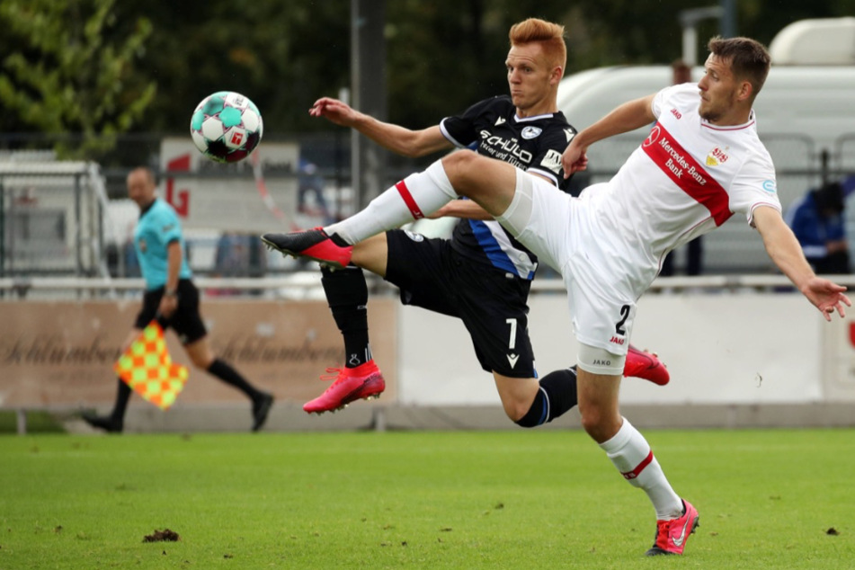 Kämpfen um den Ball: Bielefelds Christian Gebauer (26, l.) und VfB-Verteidiger Waldemar Anton (24).
