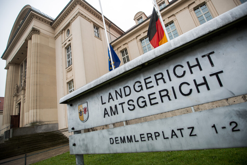 Vor dem Landgericht Schwerin begann am Donnerstag der Prozess gegen einen 60-jährigen Mann, der seine Adoptivtochter jahrelang sexuell missbraucht haben soll.(Archivfoto)