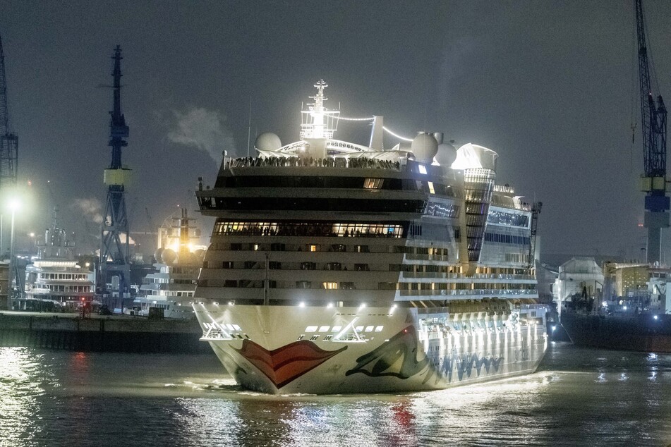 Das Kreuzfahrtschiff AIDAbella ist am Abend verspätet zu einer Karibik-Kreuzfahrt aufgebrochen.