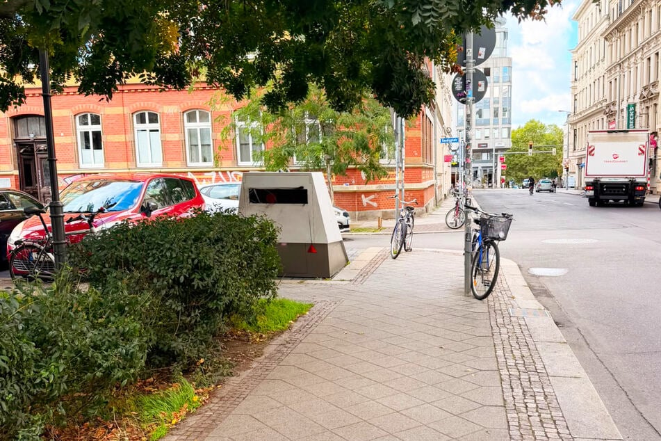 Halb hinter einem Gebüsch versteckt dürfte er so manchen Raser in die Falle locken.
