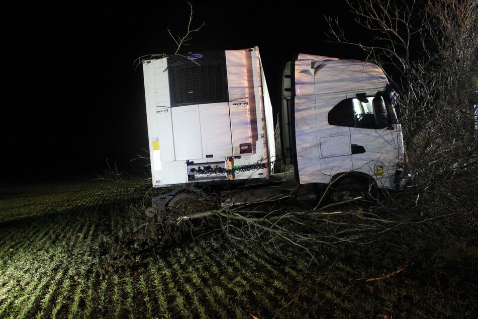 Unfall A4: Übermüdeter und betrunkener Lkw-Fahrer driftet von A4 und bleibt im Gestrüpp liegen