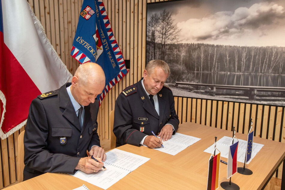 Bundespolizeipräsident Andre Hesse (59, l.) und der Chef der Polizei im Bezirk Usti nad Labem, Jaromir Knize, bei der Unterzeichnung der Vereinbarung.