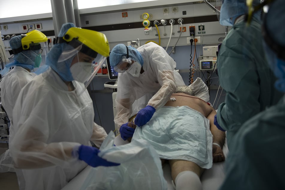 Medizinisches Personal arbeitet auf der Intensivstation für Corona-Patienten im CHR-Krankenhaus Citadelle. In Belgien ist die Lage aktuell wieder dramatisch.