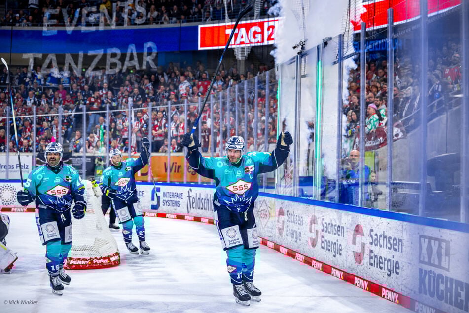 Grund zu feiern! Zum Doppelspieltag erwarten die Dresdner Eislöwen ihre Fans zu zwei spannenden Heimspielen in der JOYNEXT Arena.