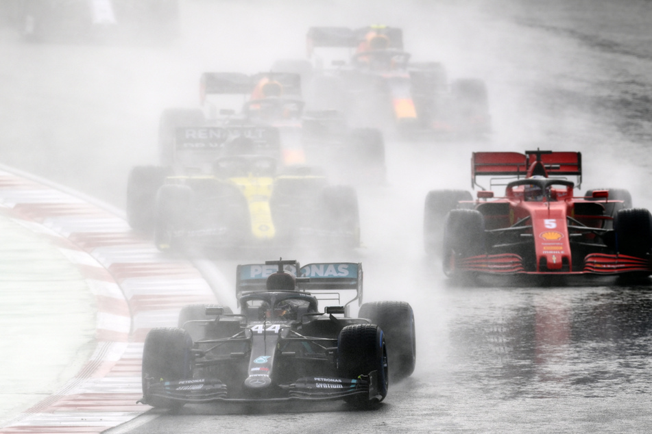Formel-1-Weltmeisterschaft, Grand Prix der Türkei, Rennen: Lewis Hamilton (l.) aus Großbritannien vom Team Mercedes fährt vor Sebastian Vettel (r.) aus Deutschland vom Team Scuderia Ferrari über die Strecke.