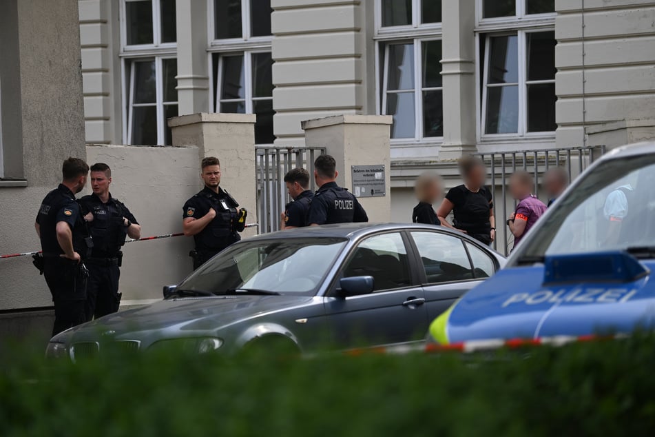 Schüsse an Gymnasium in Bremerhaven: Frau schwer verletzt, 21-Jähriger festgenommen
