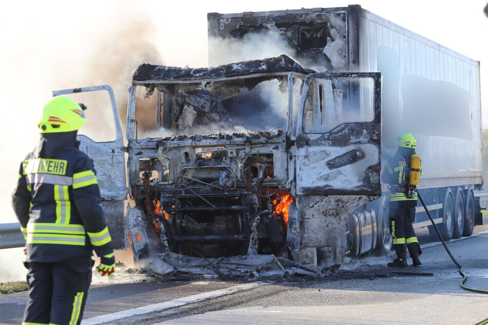 Unfall A23: Brennender Lkw auf A23: Autobahn in Richtung Hamburg gesperrt