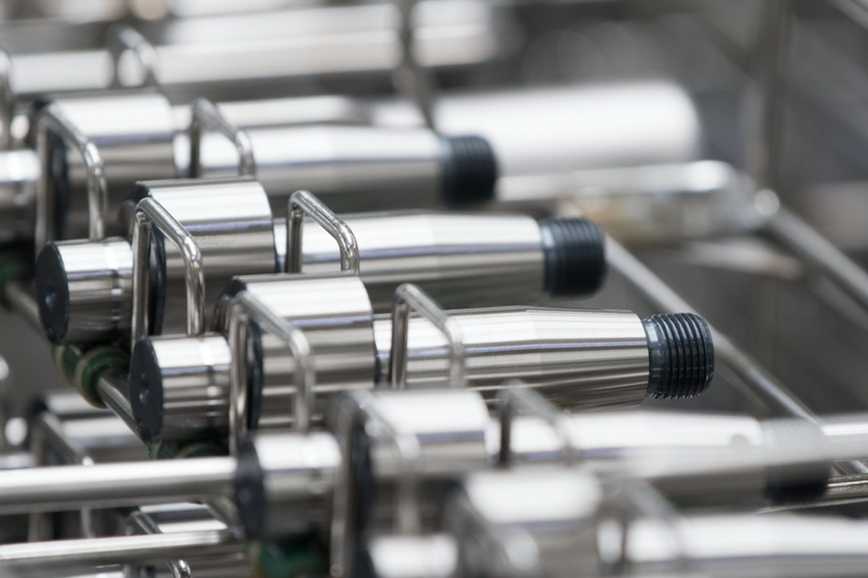 Autoteile liegen in der Produktion eines Zulieferers auf einem Gestell.