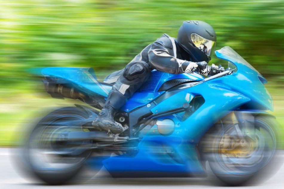 Mit einem Motorrad ist ein Jugendlicher mehrfach vor der Polizei geflohen. Allerdings ohne dauerhaften Erfolg. (Symbolbild)