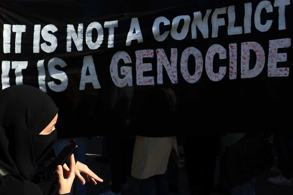 "It is not a Conflict it is a Genocide" steht auf einem Plakat bei der Demonstration in München.