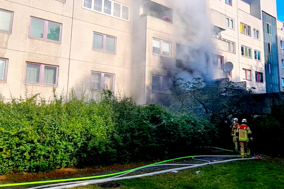 Die Feuerwehr konnte eine verletzte Person aus der Wohnung retten.