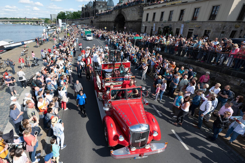 Umringt von Tausenden Fans zog die Dixieparade beim 50. Internationalen Dixieland Festival Dresden übers Terrassenufer.