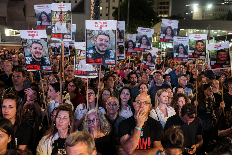 Bei der Kundgebung in Tel Aviv am Vorabend des Unabhängigkeitstages warf ein Redner der Regierung Versagen vor, den Terrorangriff am 7. Oktober nicht verhindert zu haben.