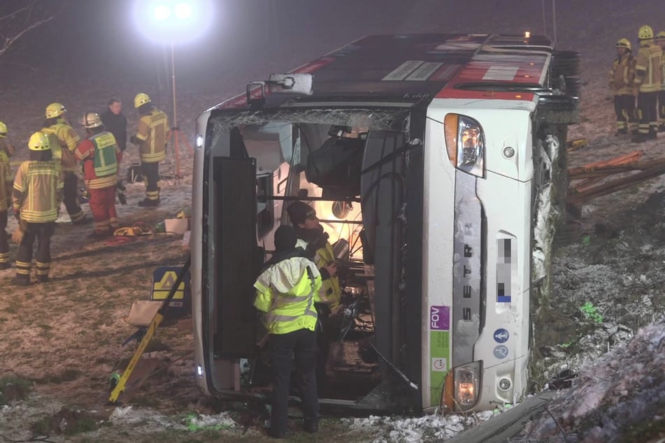 Die Verletzten wurden über Heck- und Frontscheibe des Linienbusses geborgen.