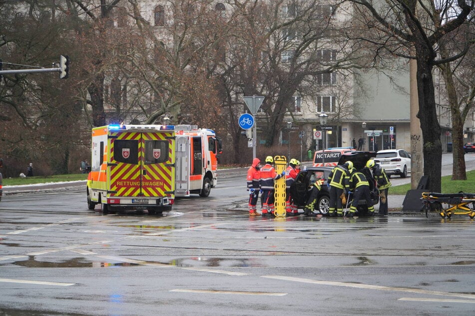 Mit vereinten Kräften gelang es, die 24-Jährige aus ihrem Fahrzeug zu befreien.