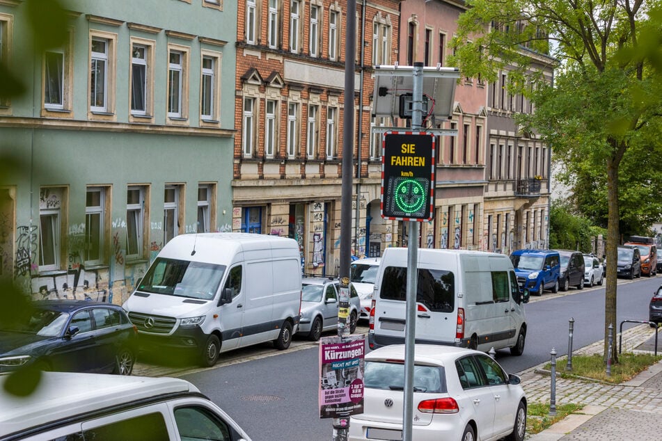 Mit grünen und roten Smileys signalisiert diese neue Tafel in der Rudolf-Leonhard-Straße, ob man sich an das vorgegebene Tempolimit hält.