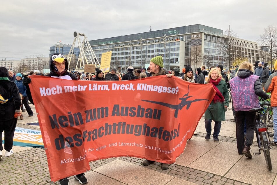 Hunderte Menschen protestierten am Samstag auf dem Augustusplatz in Leipzig gegen den kürzlich genehmigten Ausbau des Airports.