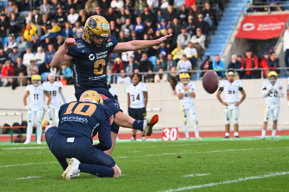 Kicker Florian Finke (28, h.) und Holder Eric Seidel (34, v.) harmonieren perfekt.